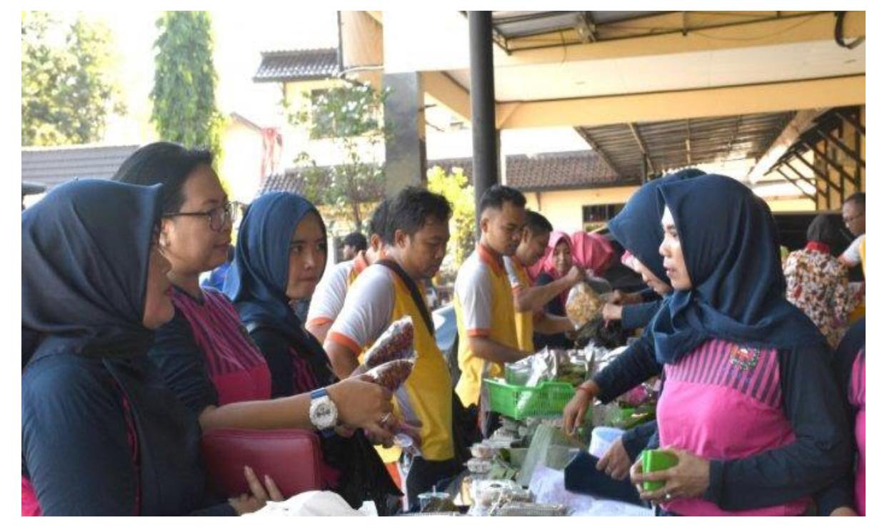 Bhayangkari Polres Batang pamerkan produk UMKM di Halaman Mapolresta, Jumat (22/2/2019)